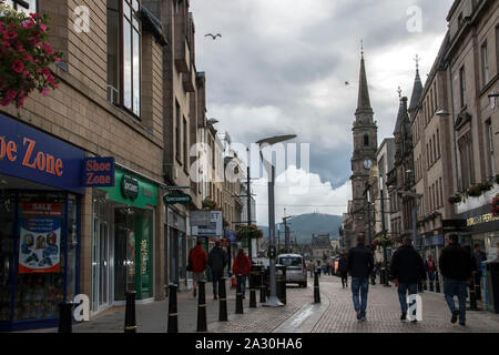 Les gens qui marchent dans la rue. Inverness en Écosse. L'Écosse, Royaume-Uni Banque D'Images