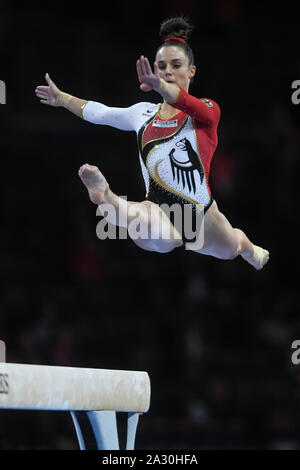 Stuttgart, Allemagne. 4ème Oct, 2019. PAULINE SCHAEFER monte la poutre lors de la ronde de qualification dans l'Hanns-Martin-Schleyer-Halle à Stuttgart, Allemagne. Credit : Amy Sanderson/ZUMA/Alamy Fil Live News Banque D'Images