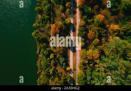 Drone aérien photo. L'automne ou de l'automne paysage de parc avec lac. Vue de dessus. Banque D'Images