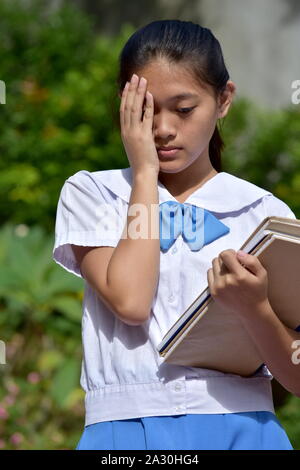 Une fille de l'école et une tristesse Banque D'Images