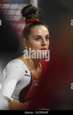 Stuttgart, Allemagne. 4ème Oct, 2019. PAULINE SCHAEFER attend que sa note entouré par ses coéquipiers lors de la ronde de qualification dans l'Hanns-Martin-Schleyer-Halle à Stuttgart, Allemagne. Credit : Amy Sanderson/ZUMA/Alamy Fil Live News Banque D'Images