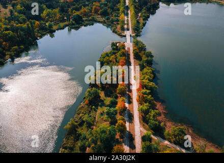 Symetric park haut de la vie. Deux lacs comme les poumons de la forêt. Drone photo. Banque D'Images