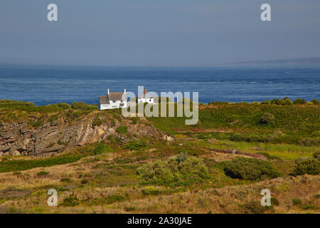 Maison indépendante blanche avec vue sur la Manche sur Alderney Banque D'Images