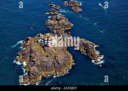 Vue aérienne de la rouge et blanc à rayures Casquets phare situé sur l'île rocheuse groupe les Casquets près d'Aurigny, dans la Manche Banque D'Images