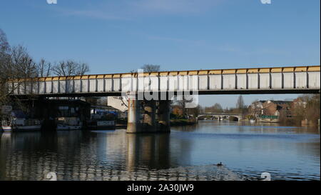 Pont ferroviaire métallique enjambant la Tamise en UK Surrey Staines Banque D'Images
