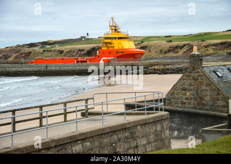 Navire sur la mer. Aberdeen, Écosse, Royaume-Uni Banque D'Images