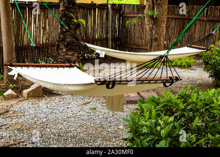 Swing hamac fabriqué à partir de tissu en jardin. Banque D'Images