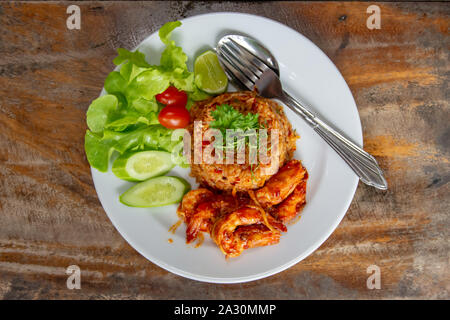 Riz frit avec des fruits de mer, la nourriture épicée style Thaï. Banque D'Images