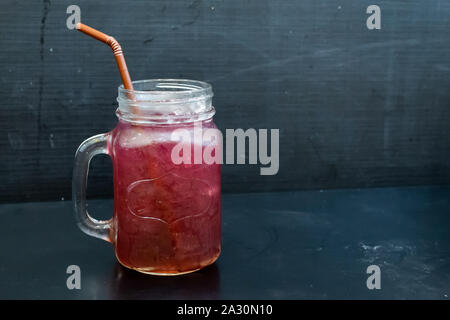 Le jus de raisin dans un verre sur la table. Banque D'Images