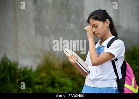 Jeune étudiant adolescent pleurer minorité School Girl Banque D'Images