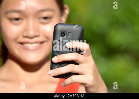 De jolies jeunes selfies Filipina avec Téléphone cellulaire Banque D'Images