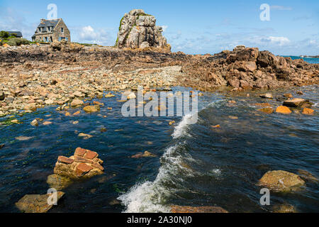 Un chalet sur la plage de Pors Hir, près de Plougrescant, Côtes-d'Armor, Bretagne, France Banque D'Images