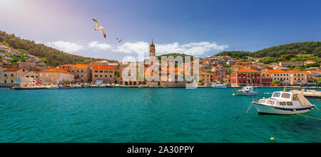 Panorama de la ville pittoresque Sutivan en Croatie, l'île de Brac, l'Europe. La ville de Supetar avec panorama méditerranéen seagull's survolant la ville. La Croatie Banque D'Images