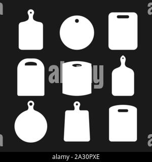 Les planches à découper en bois fixés sur fond noir. Conseil de cuisine blanche vide icon collection. Planche à découper différentes formes de silhouettes. L'équipement de cuisine Illustration de Vecteur