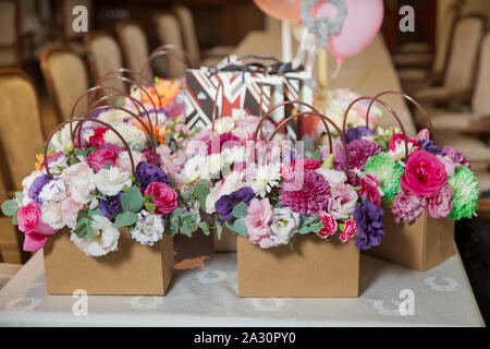 Bouquets de fleurs colorées sur papier .bouquets bouquet de papier rouge frais, blanc , bleu, violet roses . Bouquet de roses multicolores en papier . Rose, rouge f Banque D'Images