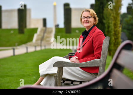 Philippa Rawlinson, le nouveau directeur général du National Memorial Arboretum à Alrewas, Staffordshire. Mme Rawlinson a promis de construire sur les 'grandes' travail déjà fait et rendre le site un lieu de la mémoire nationale. Banque D'Images