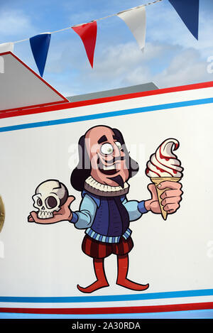 Caricature de William Shakespeare tenant le crâne de Yorick, d'Hamlet, et crème glacée Crème glacée ou sur Barge Canal Boat Stratford-upon-Avon Banque D'Images