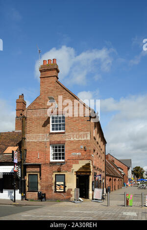 Brique traditionnelle Corner Shop sur coin de rue en face des Jardins de moutons Bancroft Stratford-upon-Avon England UK Banque D'Images