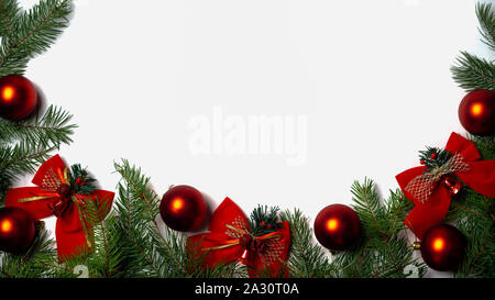 Vue de dessus sur Noël et Nouvel An arrière-plan avec branches vertes de sapin et boules de verre rouge red bows cloches sur fond blanc. Savs copie Banque D'Images