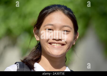 Filipina Cute School Girl Smiling adolescent étudiant Banque D'Images