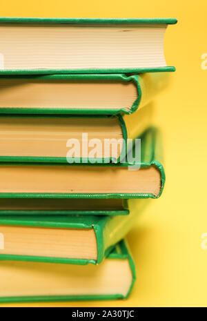 Pile de livres, sur un fond jaune - livres de l'éducation contexte Banque D'Images