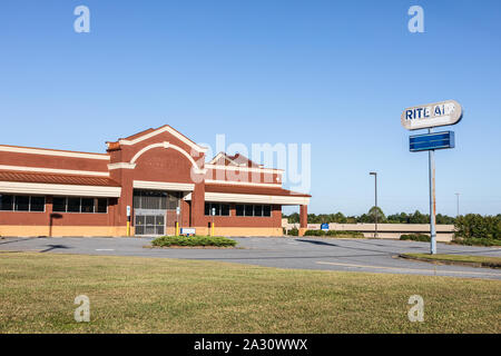 HUDSON, NC, USA-24 Sept 2019 : un Rite Aid pharmacie, bâtiment et panneau routier. Banque D'Images