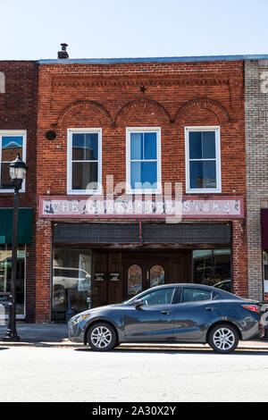 LENOIR, NC, USA-24 Sept 2019 : Ancien magasin dans le centre-ville mercantile a toujours le signe "Le magasin garantie' au-dessus de l'entrée. Banque D'Images