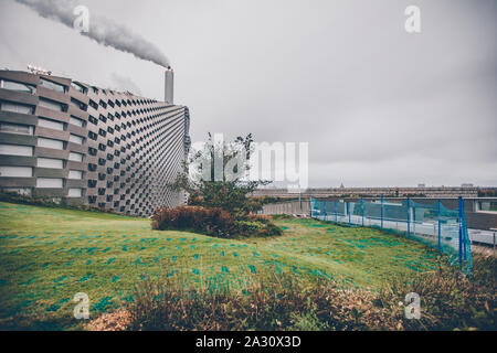 Amager Bakke aussi connu comme Amager pente ou one CopenHill, est une production combinée de chaleur et d'électricité énergétique de déchets à Copenhague, Danemark. L'usine est conçue par Bjarke Ingels Group avec un 85 m de haut toit en pente qui double comme l'année de ski artificielle, pente de randonnée et mur d'escalade. (Photo crédit : Gonzales Photo - Astrid Maria Rasmussen). Banque D'Images