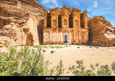 Monastère de temple géant en grès à l'ancienne ville de Bédouins de Pétra, en Jordanie Banque D'Images