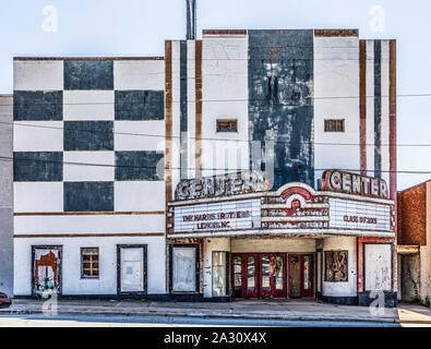 LENOIR, NC, USA-24 Sept 2019 : Le vieux Centre Theatre dans le centre-ville de Lenoir définit l'abandon et se détériore. Banque D'Images