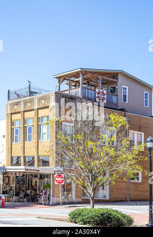 LENOIR, NC, USA-24 Sept 2019 : Un unique 'penthouse' définit au sommet d'un folk art gallery et studio au centre-ville. Banque D'Images