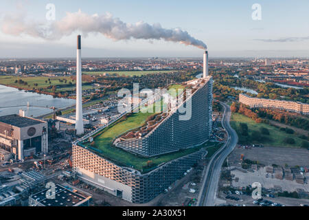 Amager Bakke aussi connu comme Amager pente ou one CopenHill, est une production combinée de chaleur et d'électricité énergétique de déchets à Copenhague, Danemark. L'usine est conçue par Bjarke Ingels Group avec un 85 m de haut toit en pente qui double comme l'année de ski artificielle, pente de randonnée et mur d'escalade. (Photo crédit : Gonzales Photo - Astrid Maria Rasmussen). Banque D'Images