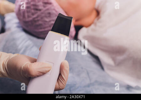 La réception de l'exfoliation du visage ultrasonique de procédure de nettoyage par ultrasons en face de beauté.L'équipement moderne de la peau à ultrasons pour traiter peel ultra Banque D'Images