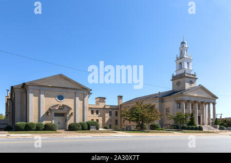 LENOIR, NC, USA-24 Sept 2019 : First Baptist Church Sanctuary et la chapelle, sur la rue Principale Nord, achevée en 1924. Banque D'Images