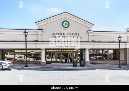 LENOIR, NC, USA-24 Sept 2019 : le comté de Caldwell de bureaux du gouvernement, de l'E. Starnes County Office Plaza. Banque D'Images