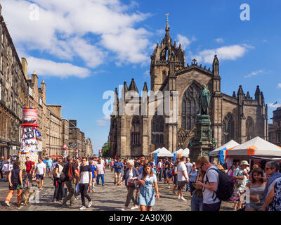 Les foules sur le Royal Mile à la cathédrale St Giles pendant Fringe d'Edimbourg en Ecosse Banque D'Images