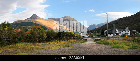 Glencoe Glencoe village et montagne dans les Highlands écossais. Banque D'Images