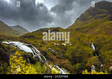 Cascade de Glencoe, les Highlands écossais. Lochaber, Écosse, Royaume-Uni Banque D'Images