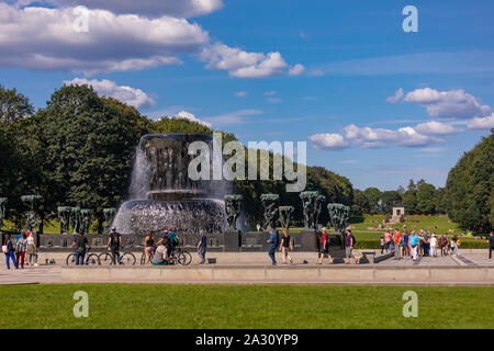 OSLO, Norvège - Gens et des vélos à fontaine, l'installation, Sculptures Vigeland dans le parc Frogner. Banque D'Images