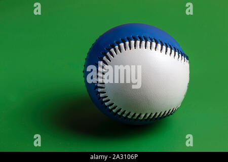 Balle de baseball isolé sur fond vert Banque D'Images
