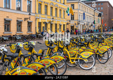 Vélos à louer sur une rue de la ville de Helsinki, Finlande. Banque D'Images