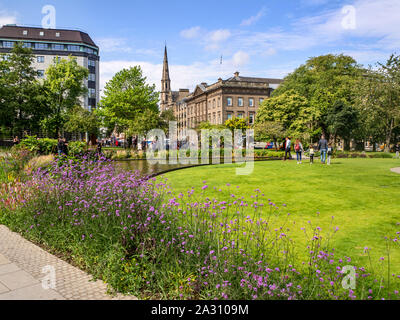 À la recherche de St Andrews Square de la rue George à St Andrews St Georges et clocher d'église au-delà de l'Ouest Ecosse Edimbourg Banque D'Images