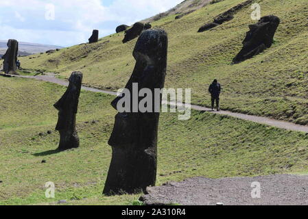 L'île de Pâques, Chili. Sep 20, 2019. Moais vu sur la pente externe de Rano Raraku cratère volcanique.Moais sont monolithiques de figures humaines qui représentaient les ancêtres. Ils ont été sculptés par le peuple Rapa Nui à Rano Raraku, la carrière de moai principal sur l'île de Pâques dans l'est de la polynésie française entre les années 1250 et 1500, coïncidant avec l'arrivée des polynésiens sur l'île. La plupart d'entre eux ont été transportés à partir de là et sur les plates-formes de pierre appelé Ahu autour du périmètre de l'île. Crédit : John Milner SOPA/Images/ZUMA/Alamy Fil Live News Banque D'Images