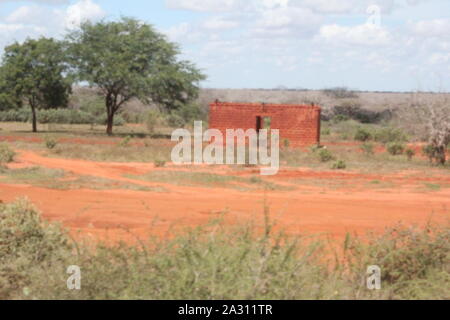 Route de Mombasa au Kenya, l'été 2015 (km 55) : maison en construction à proximité de l'autoroute côté Buchuma Banque D'Images