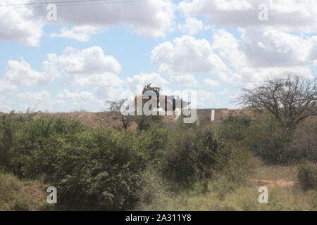 Route de Mombasa au Kenya, l'été 2015 (km 63) : construction ferroviaire pour le nouveau chemin de fer construit à la chinoise Banque D'Images