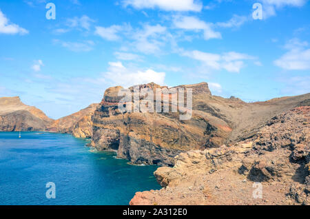 Les falaises volcaniques de la Ponta de Sao Lourenço, l'île de Madère, au Portugal. Le point le plus à l'Est de l'île de Madère, paysage volcanique de l'océan Atlantique. Nature attraction touristique. Banque D'Images