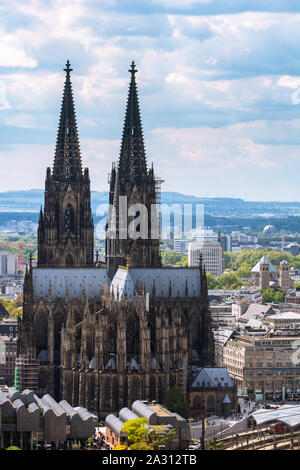 COLOGNE, ALLEMAGNE - le 12 mai : vue aérienne sur la ville de Cologne, Allemagne le 12 mai 2019. Photo prise de la tour Triangle avec vue sur Cologne Cathedr Banque D'Images