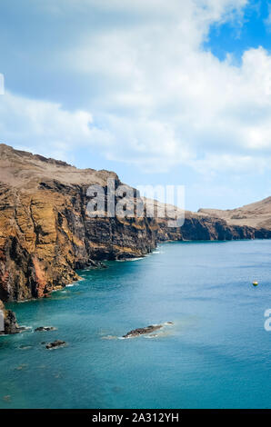 Les falaises volcaniques à Ponta de Sao Lourenco, le point le plus à l'Est de l'île de Madère, au Portugal. Les roches étonnantes par l'océan Atlantique. Paysage volcanique portugaise. Voyage spot et attraction touristique. Banque D'Images