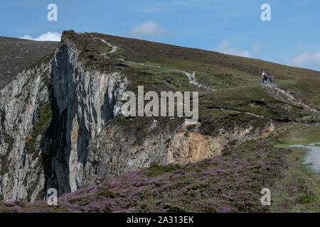 Les touristes à monter une colline, Slieve League, comté de Donegal, Irlande Banque D'Images