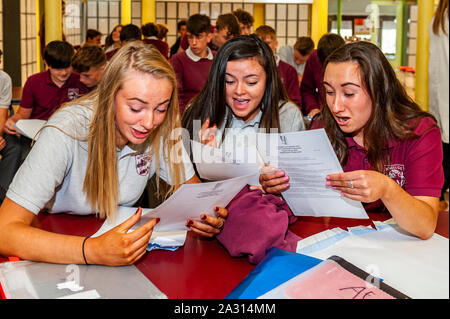 Schull, West Cork, Irlande. 4ème Oct, 2019. Plus de 64 000 étudiants dans l'Irlande a reçu leurs résultats Cert Junior cet après-midi. À Schull Community College, West Cork, de nombreux étudiants ont été à côté d'eux-mêmes avec le bonheur de voir leurs résultats. Credit : Andy Gibson/Alamy Live News. Banque D'Images